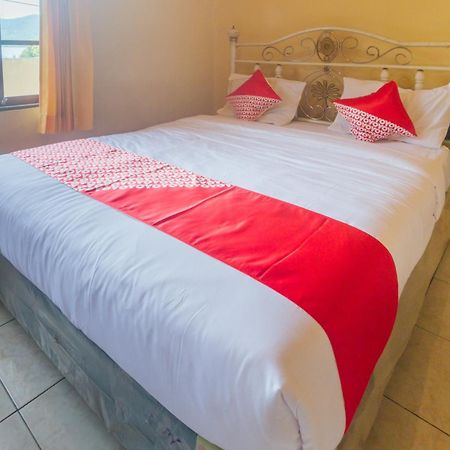 Oyo 2269 Hotel Astika Амбон Екстер'єр фото